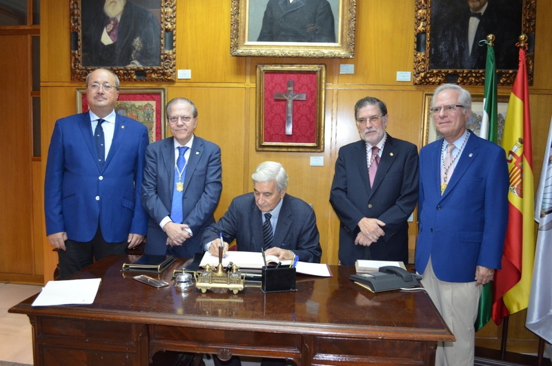 Antonio Bonet firma en el Libro de Oro del Ateneo, a su derecha está el Presidente del Ateneo, Alberto Máximo Pérez Calero, y a su izquierda, el Catedrático de Historia del Arte de la US y Bibliotecario de la institución cultural que ha glosado la figura 