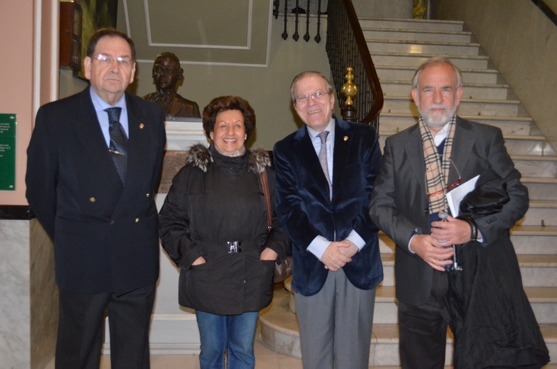 Antonio Nieto Carnicer, presentador del ponente; Mª del Carmen Perales, Presidenta de la Sección de Acción Social del Ateneo; Alberto Máximo Pérez Calero, Presidente del Ateneo y el ponente y Director del Parque del Alamillo, Adolfo Fernández Palomares