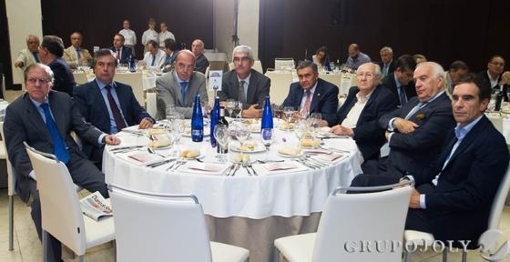 El Presidente del Ateneo, Alberto Máximo Pérez Calero, a la izquierda de la imagen, durante la celebración del Foro Joly. Imagen cedida por Grupo Joly