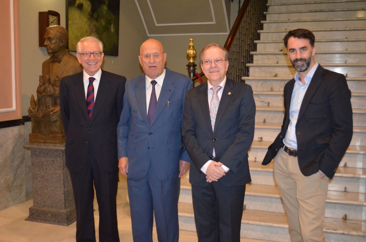 D. Miguel García Guerrero, Catedrático de Bioquímica; D. Manuel Losada Villasante, Conferenciante; D. Alberto Máximo Pérez Calero, Presidente del Ateneo, y D. Francisco Cerrejón, Gerente del ICAS