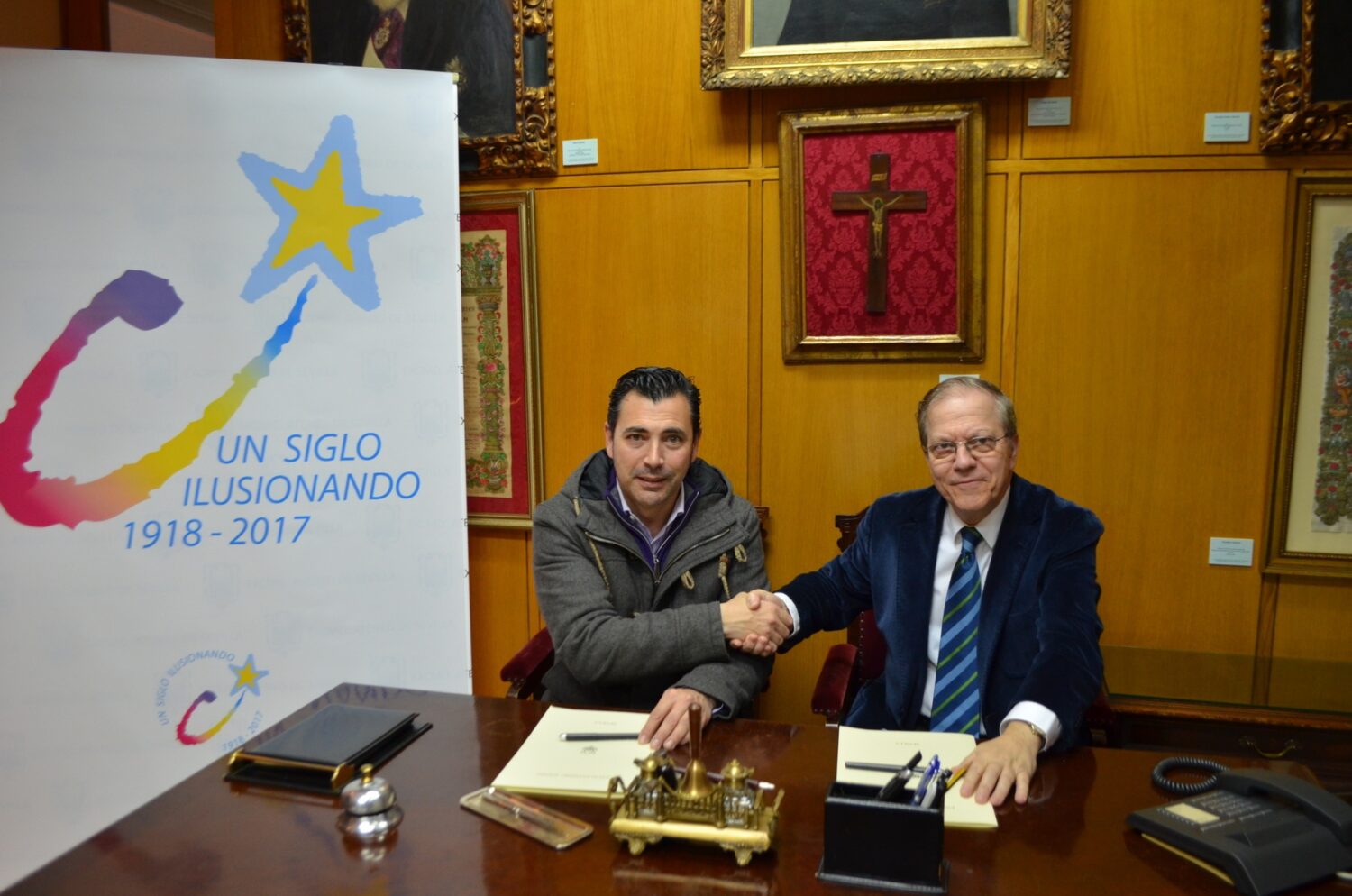 De izquierda a derecha, el director de la película Carlos Valera y el Presidente del Ateneo Alberto Máximo Pérez Calero tras la firma del convenio