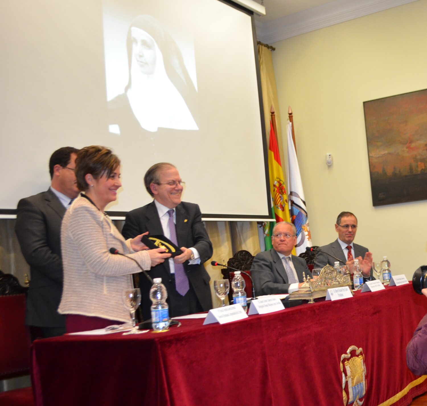 Mª Victoria García Bernal recoge el galardón de manos del Presidente del Ateneo. En la mesa además, Juan Carlos Cabrera, Álvaro Ybarra Pacheco y Carlos Palacios