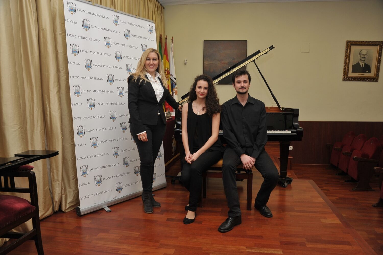 Los jóvenes pianistas junto a Atenea Melgarejo Vargas