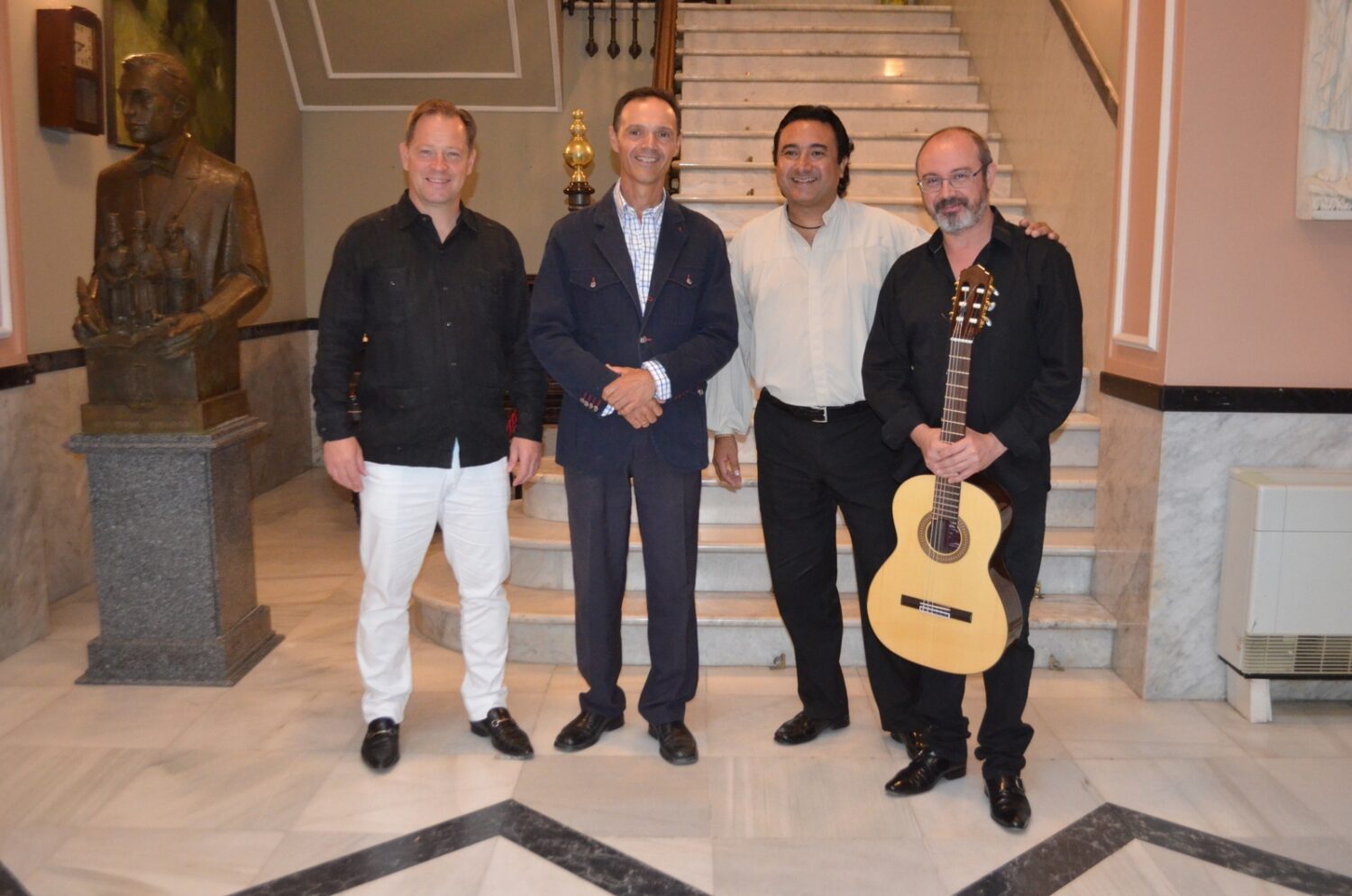 El Presidente de la Sección de Música, Francisco Javier Gutiérrez Juan, junto a los participantes en el concierto de guitarra