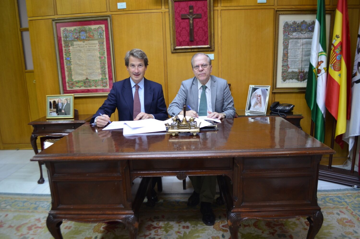  El presidente del Ateneo, Alberto Máximo Pérez Calero, y Director de la Fundación Caser, Juan Sitges, en la firma del acuerdo