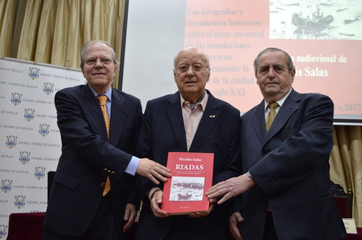 El Presidente del Ateneo, Alberto Máximo Pérez Calero; Nicolás Salas, autor del libro, y Rafael Raya, presentador