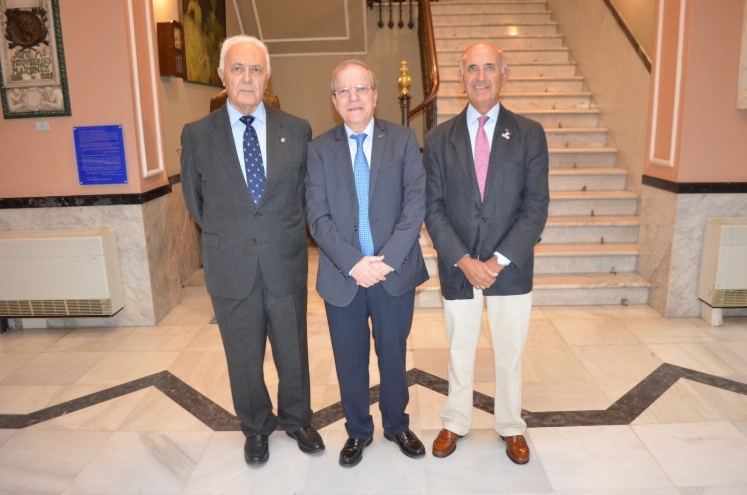 El ponente, D. Ignacio Montaño, junto al Presidente del Ateneo, D. Alberto Máximo Pérez Calero, y D. José Álvarez Marcos