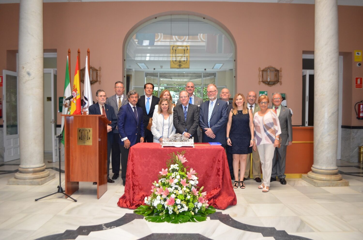 El Presidente del Ateneo, Alberto Máximo Pérez Calero, y Directivos de la entidad junto a una representación del Cuerpo Consular de Sevilla