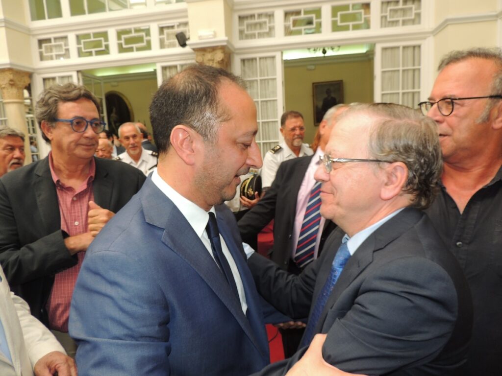 El Delegado del Gobierno saluda al Presidente del Ateneo D. Alberto Máximo Pérez Calero. Imagen cedida por el Colegio de Graduados Sociales