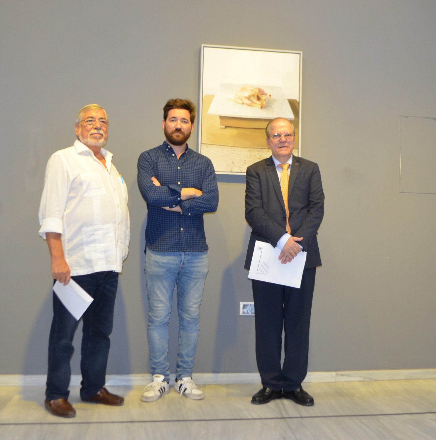 El ganador del certamen, Antonio Lara Luque, entre Antonio Zambrana Lara, Vocal de Bellas Artes, y Alberto Máximo Pérez Calero, Presidente del Ateneo de Sevilla