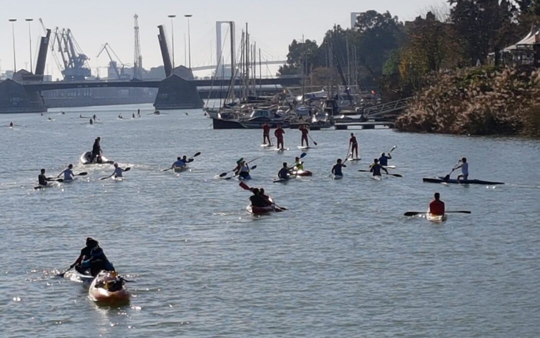 Recogida de juguetes por la dársena del Guadalquivir