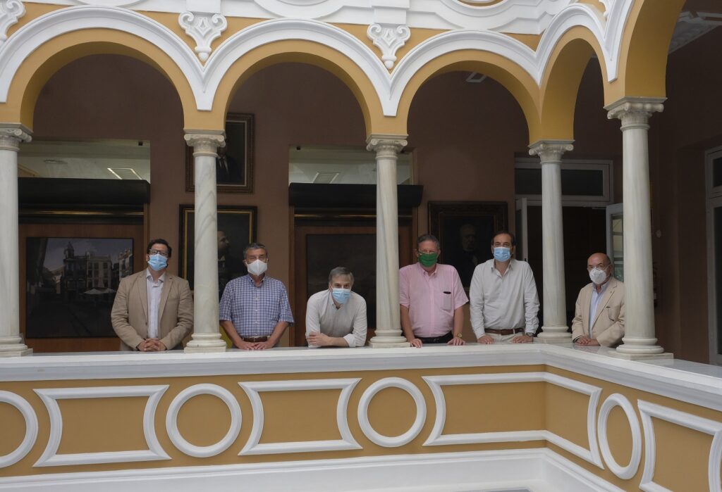 El jurado del Premio se reunió en el Ateneo durante la mañana del día 14 de julio. De izquierda a derecha: Rafael Muñoz, Francisco Prior, Miguel Ángel Matellanes, Miguel Cruz Giráldez, Gervasio Posadas Mañe y Ángel Moliní Estrada