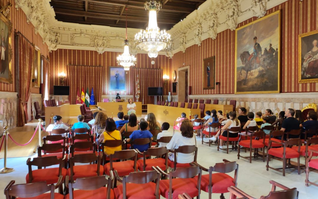 Los niños acogidos en el centro Luis Toribio de Velasco visitan el Ayuntamiento de Sevilla