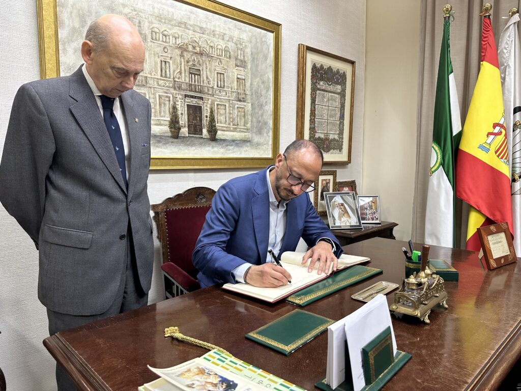D. Alfonso Rodríguez Gómez de Celis firma el Libro de Oro del Ateneo de Sevilla