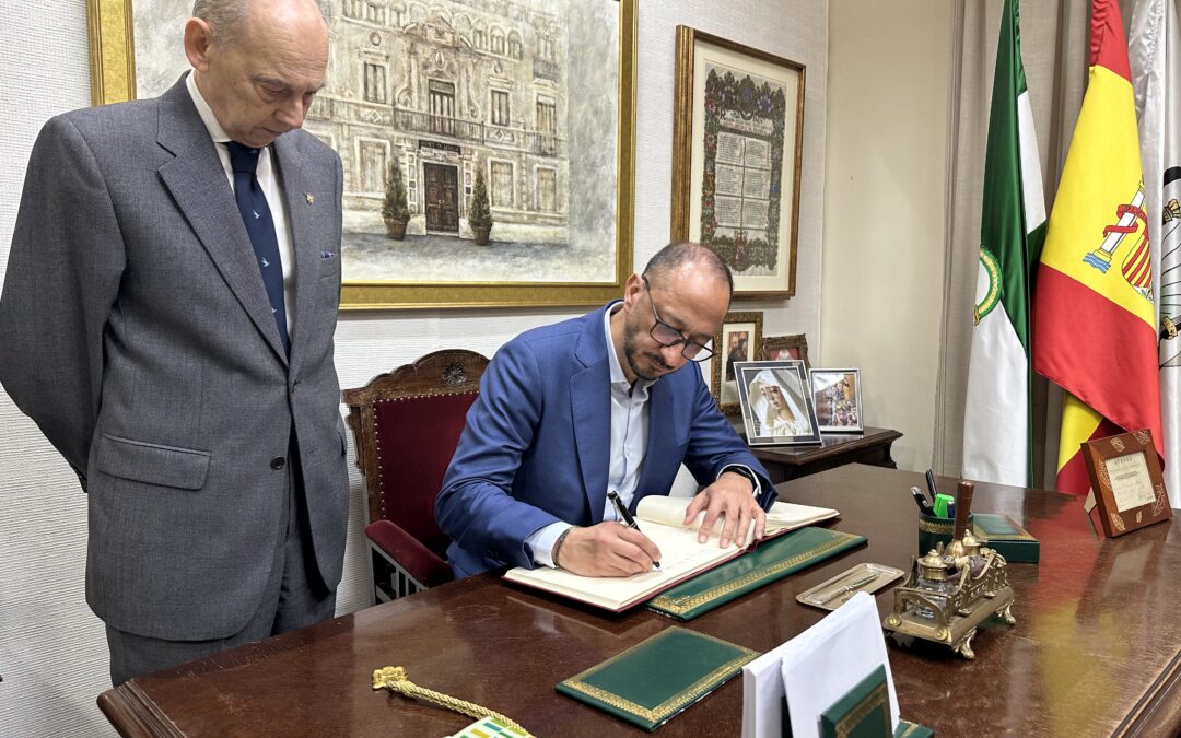D. Alfonso Rodríguez Gómez de Celis firma el libro de Oro del Excmo. Ateneo de Sevilla