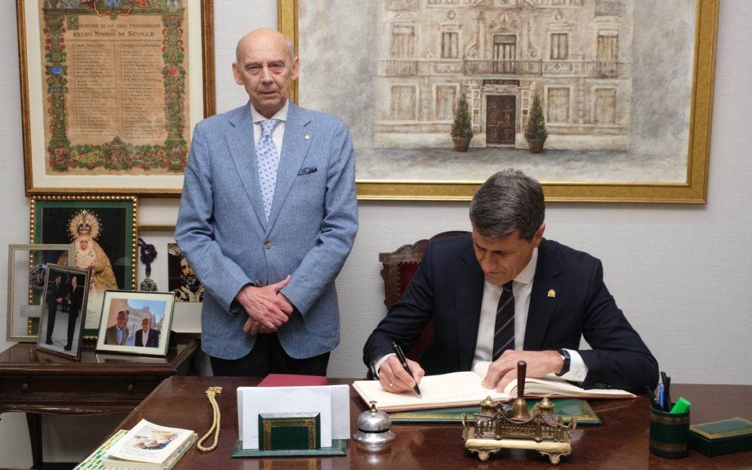 D. Pedro Fernández Peñalver firma en el Libro de Oro del Excmo. Ateneo de Sevilla